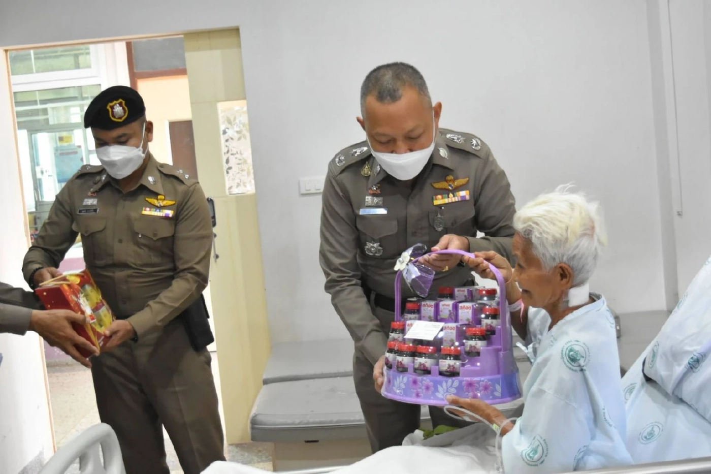 “ลุงป้อม” วิดีโอคอลหา “ยายแขม” ถูกฟันท้ายทอย หยอดคำหวานส่งกำลังใจ (มีคลิป)