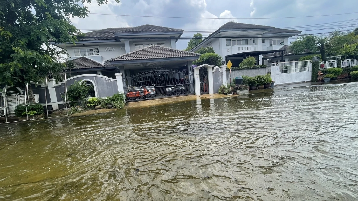 ชาวหนองจอก โอดน้ำท่วมนานกว่า 3 สัปดาห์ จมแล้วกว่า 1,000 หลังคา