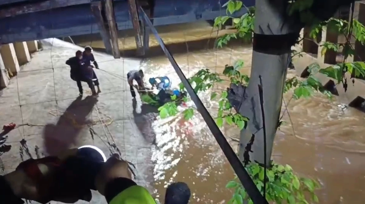 นาทีช่วยชีวิต นักท่องเที่ยวจีนพลัดตกน้ำลำตะคองลอยไปไกลกว่า 400 เมตร