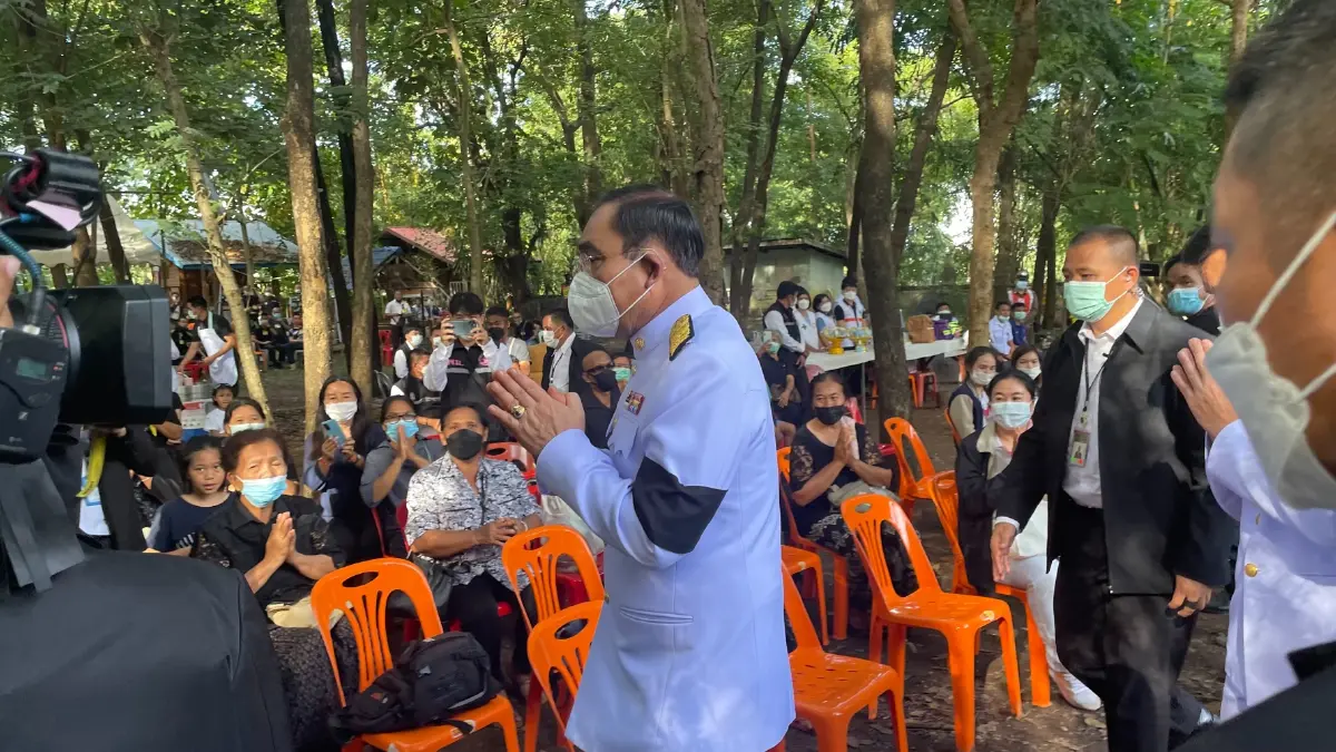 นายกฯ ร่วมพิธีสวดพระอภิธรรม-ให้กำลังใจครอบครัวเหยื่อกราดยิง