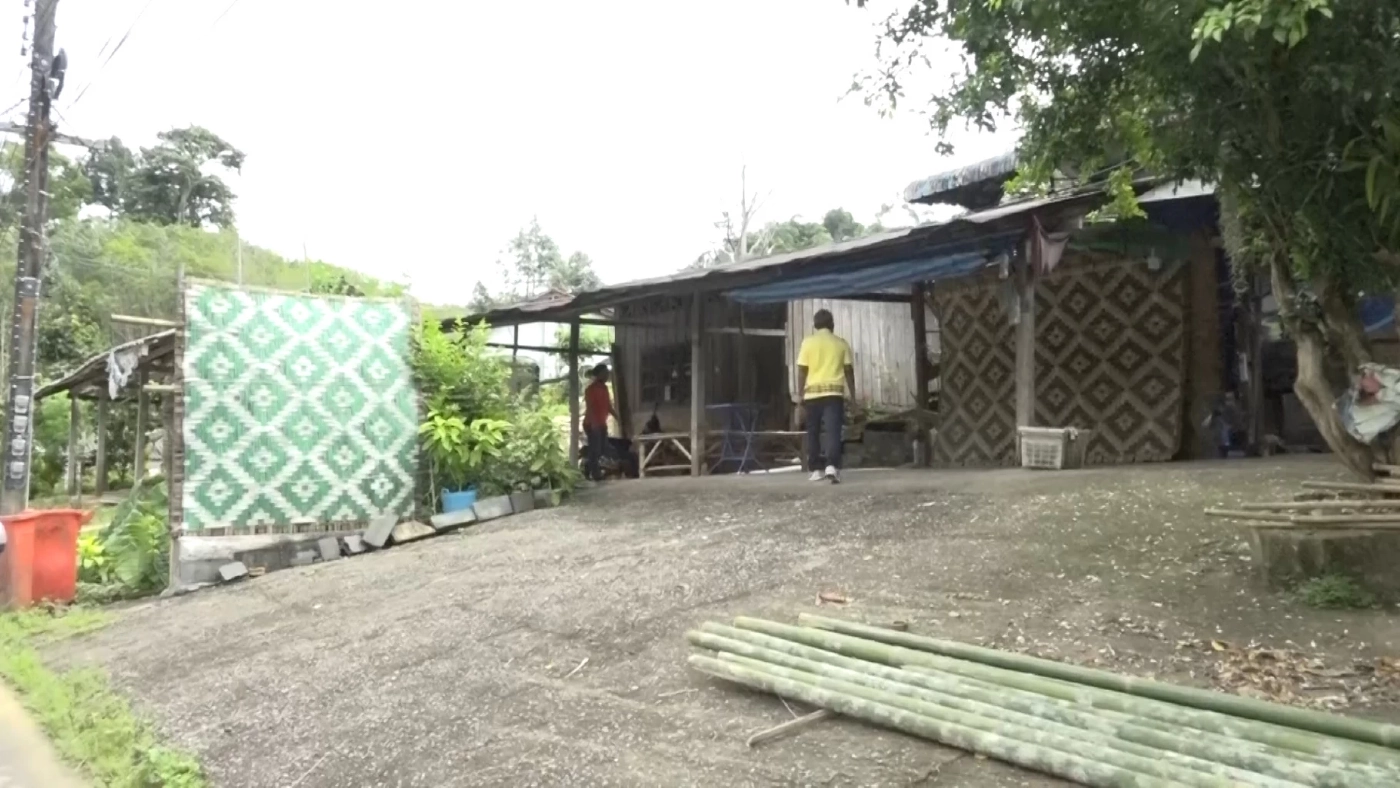 ชาวสวนยาง ผันตัวทำ “ฝาสานไม้ไผ่” สร้างเงินแสน