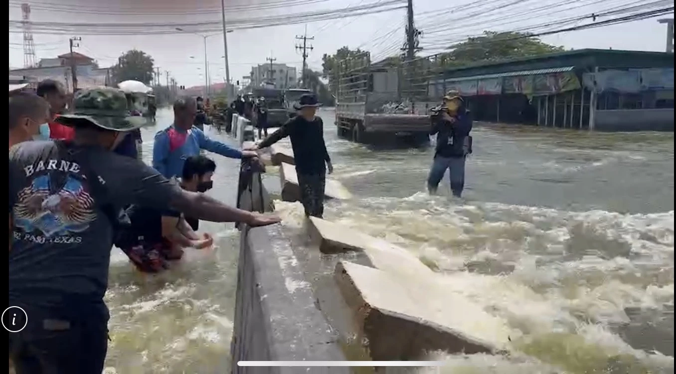 ชาวบ้านอ่างทอง ลุกฮือพัง"แบริเออร์"กลางถนน หลังบ้านท่วมมิดหลังคา (คลิป)