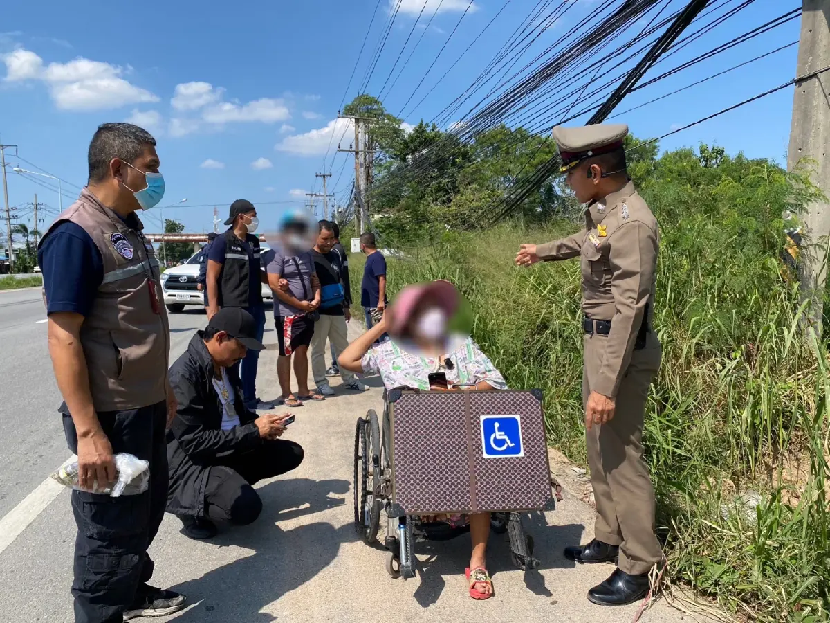 หนุ่มกราบเท้าสำนึกผิด! หญิงพิการขายลอตเตอรี่ หลังใช้มีดจี้ชิงทรัพย์