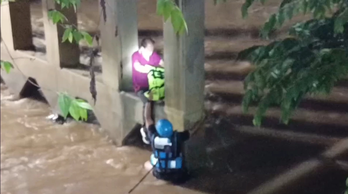 นาทีช่วยชีวิต นักท่องเที่ยวจีนพลัดตกน้ำลำตะคองลอยไปไกลกว่า 400 เมตร