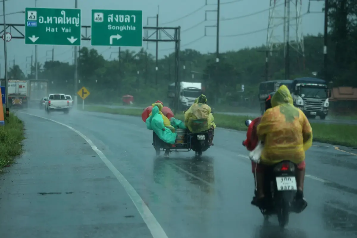 กรมอุตุฯ เตือน 10 จังหวัดภาคใต้ฝนตกหนัก ทะเลคลื่นสูง 2 เมตร