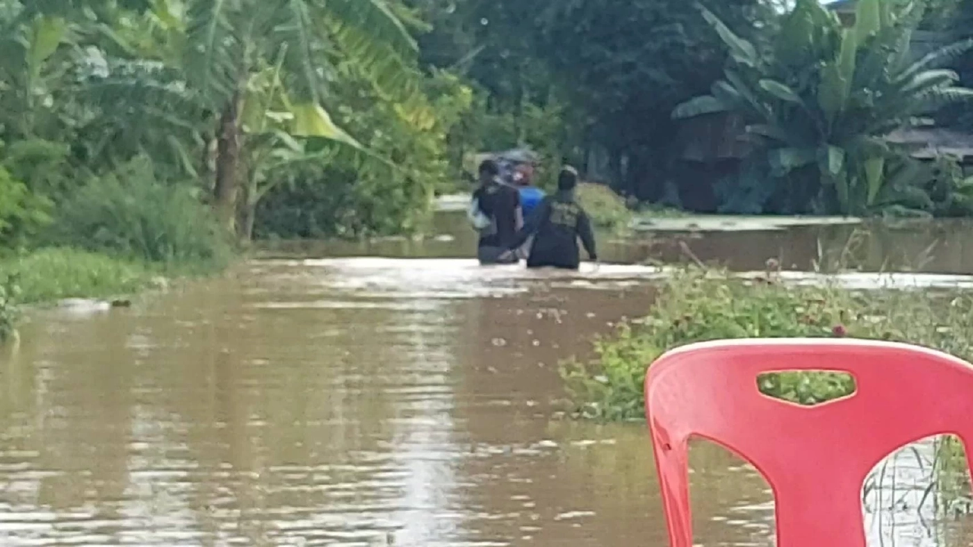 คันดินถนนเลียบแม่น้ำยมพัง น้ำทะลักท่วม 2 หมู่บ้านสูง 3 เมตร เร่งอพยพวุ่น