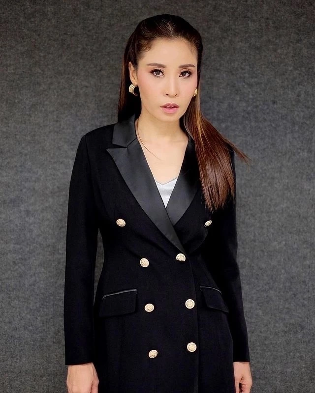 อาย ศรสวรรค์ ภู่วิจิตร ผู้ประกาศข่าวกีฬาคนดัง