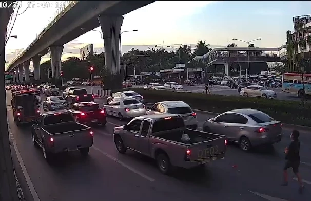 เปิดวงจรปิด ล่าระทึก สกัดจับแก๊งยา แยกห้างดัง ย่านบางแค(มีคลิป)