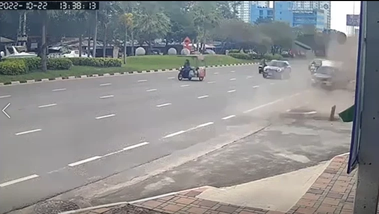 เปิดภาพระทึก!!! ฝาท่อระบายน้ำระเบิดลอยสูงกว่า 5 ม. กลางเมืองชลบุรี (มีคลิป)