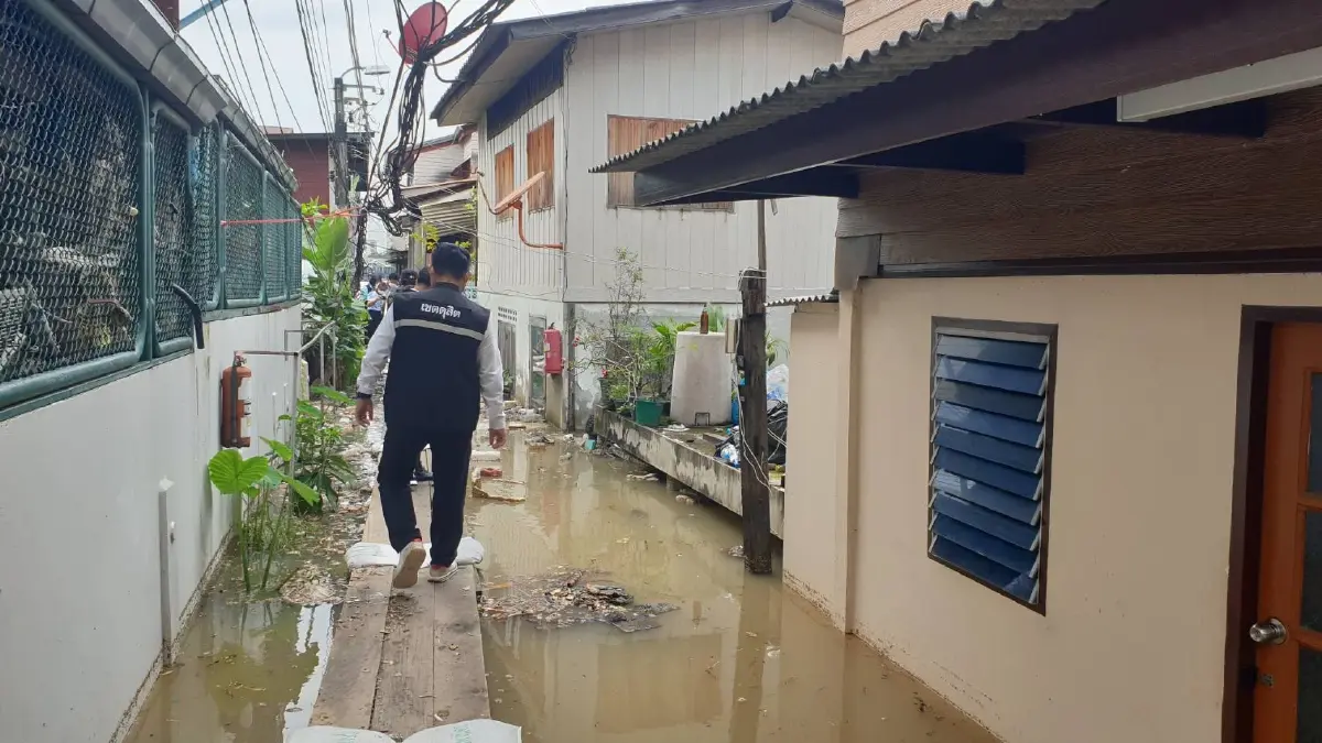 สำรวจชุมชนฯใต้สะพานซังฮี้ น้ำท่วมขังสูง 1-2 เมตร