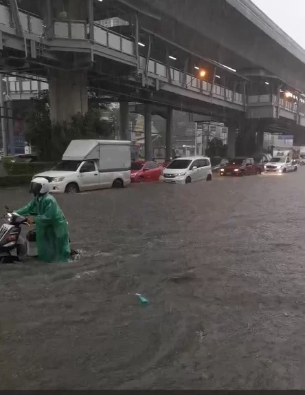 คนกรุงเทพฯ อ่วม ฝนถล่ม ถนนหลายเส้นจมบาดาล การจราจรติดขัดหนัก (มีคลิป)