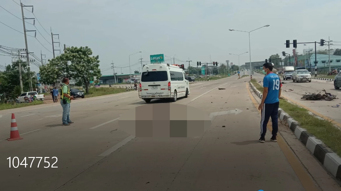 นาทีชีวิต กระบะพุ่งข้ามสี่แยกไฟแดงร้อยเอ็ด ชน จยย. ดับ 1 เจ็บ 1 (มีคลิป)