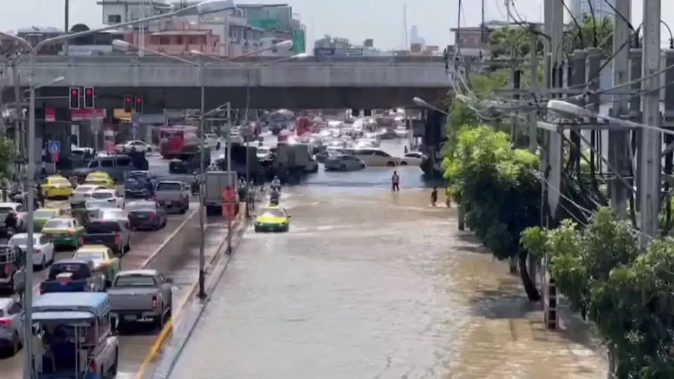 ปิด "แยกพระราม 5" หลังน้ำท่วมหนักรถติดยาวเหยียด เตือน ปชช.หลีกเลี่ยงเส้นทาง