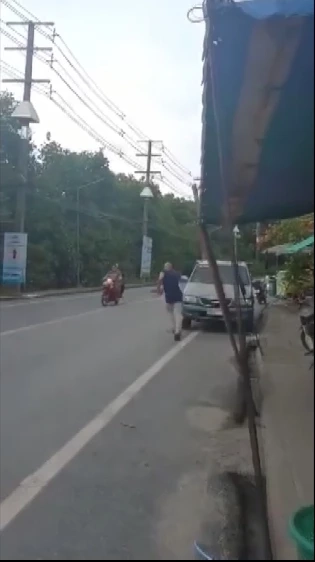 ฝรั่งเมาอาละวาด ทุบรถทำลายข้าวของร้านค้า