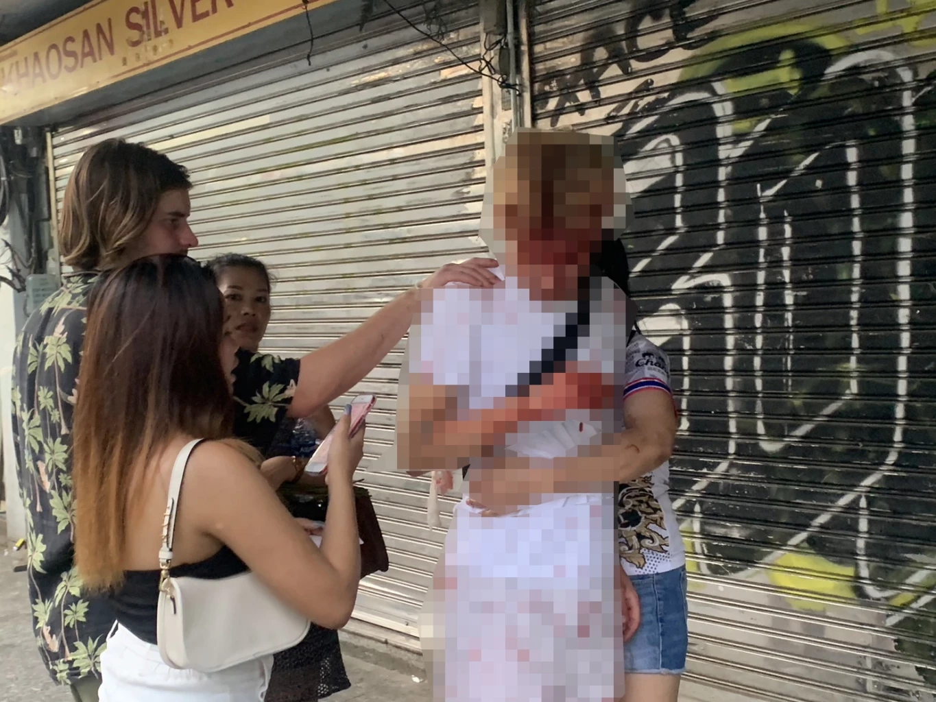 จับหนุ่มคว้าสเก็ต-ตีเข่าหน้านักท่องเที่ยวแคนนาดาสาหัส อ้างมองหน้าแฟนสาว