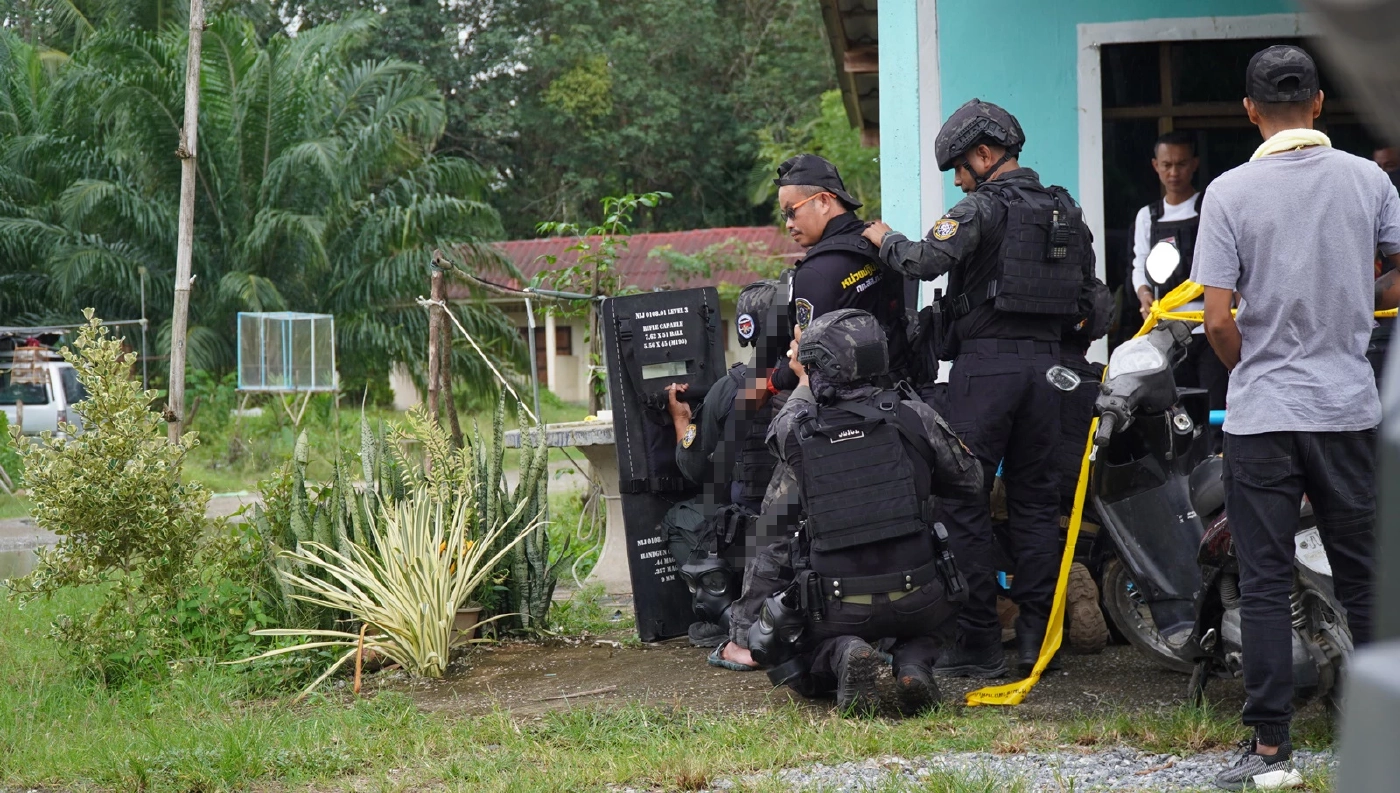 หนุ่มหลอนยาจับเพื่อน-ลูกสาวเป็นตัวประกัน ชิงรถตร.ขับหนี จนท.ยิงสกัดจนมุม