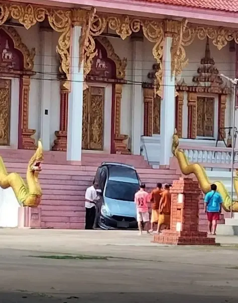 แวะห้องน้ำวัด  “หนุ่มขับเก๋ง” พุ่งขึ้นโบสถ์ติดคาบันได พระช่วยวุ่น (ชมคลิป)