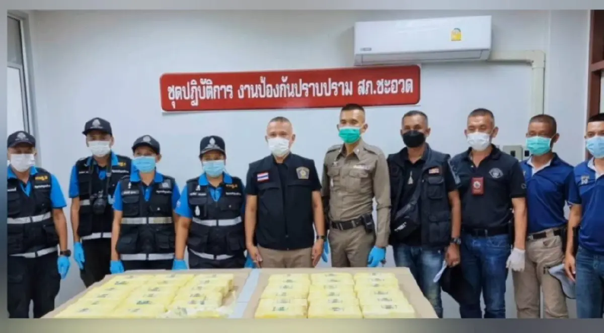 ผงะ! กระบะขนยาบ้า เสียหลักพลิกคว่ำ เห็น จนท. วิ่งแตกฮือหนี ค้นเจอ 3 แสนเม็ด