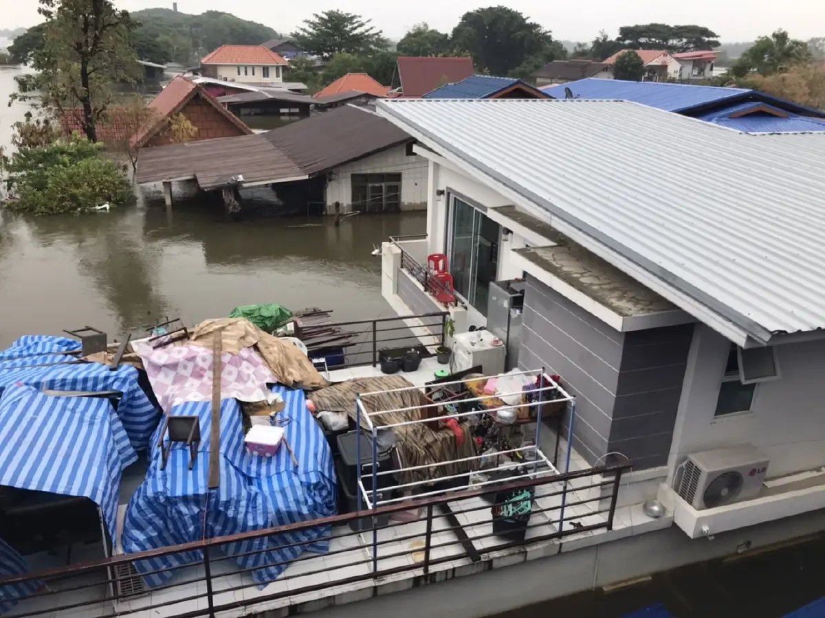 น้ำท่วมอุบลฯ ยังวิกฤต หนักสุดในรอบ 44 ปี ชาวบ้านอพยพอยู่บนถนนนานกว่า 1 เดือน