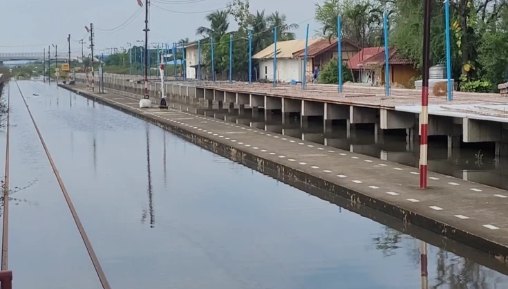 น้ำท่วมสูง รฟท. ปิดการเดินรถไฟสายใต้ สถานีชะอำไม่มีกำหนด