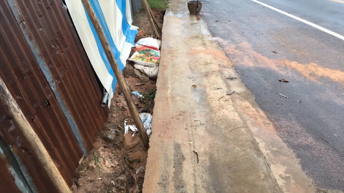 ชาวบุรีรัมย์ ร้องสื่อถนนใหม่ 3 เดือนพังยับ จี้รัฐเร่งช่วยเหลือ