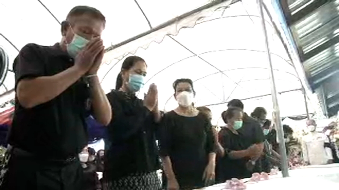 บีบหัวใจ พิธีพระราชทานเพลิงศพวัดศรีอุทัย สุดเศร้าญาติร่ำไห้ ใจหาย (มีคลิป)