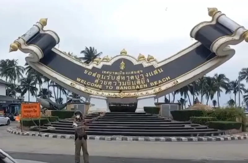 รถติดหนึบยาว  “บางแสน” คึกคัก "นทท." แน่นหาดรับลมหนาว น้ำทะเลใส