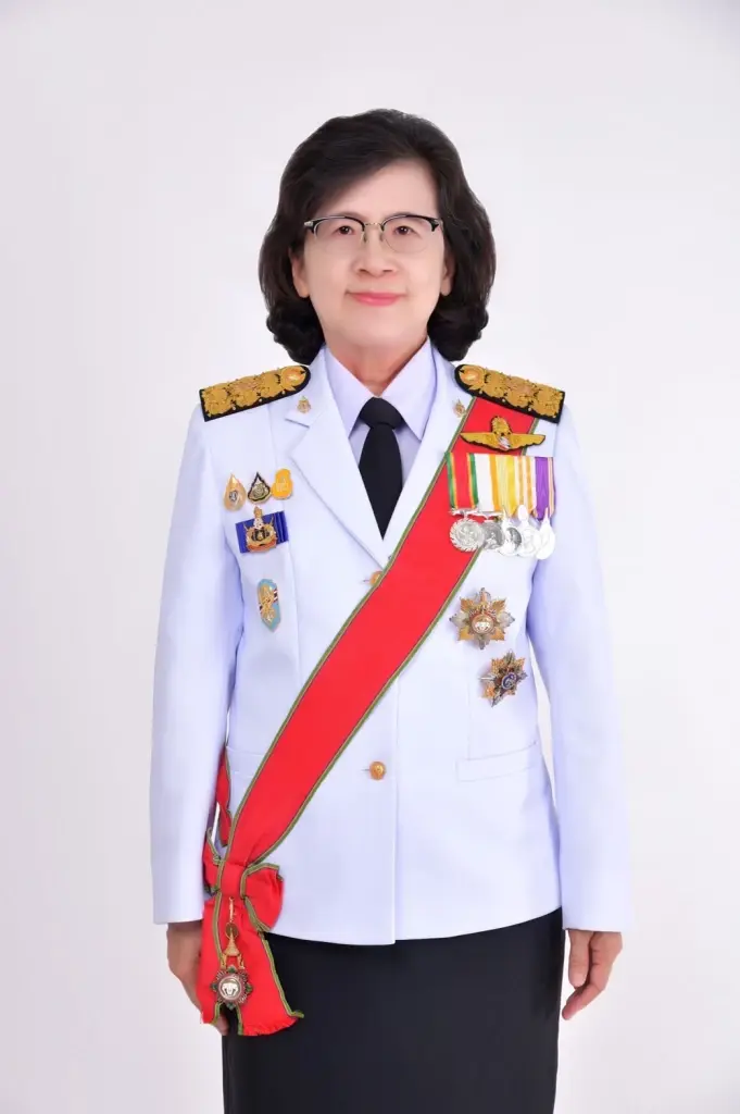น.ส.นารี ตัณฑเสถียร อัยการสูงสุดคนที่ 17 ซึ่งเป็นผู้หญิงคนแรก 
