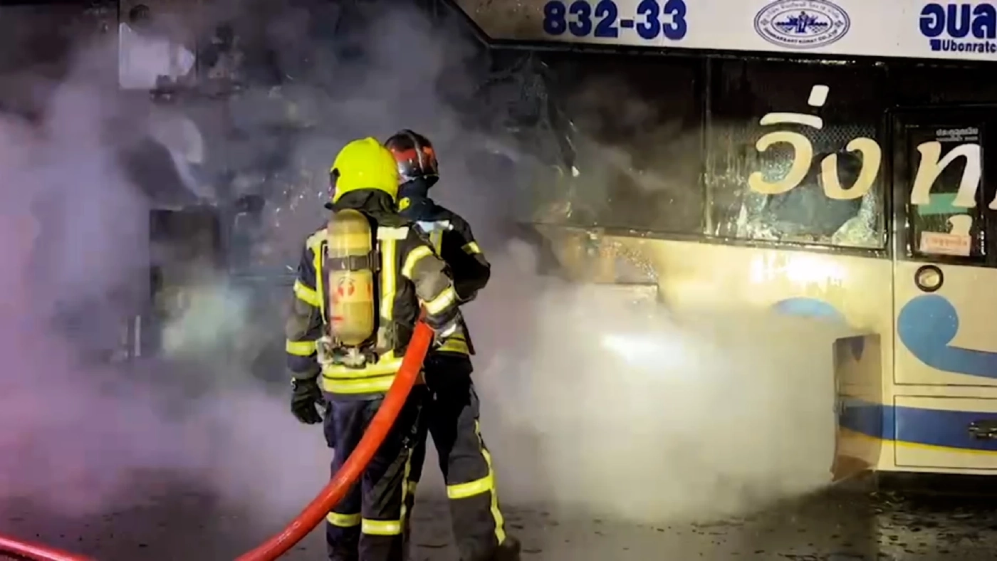 ไฟไหม้ รถทัวร์VIP "อุบลฯ-ภูเก็ต"  21 ชีวิต หนีตายอลหม่าน 