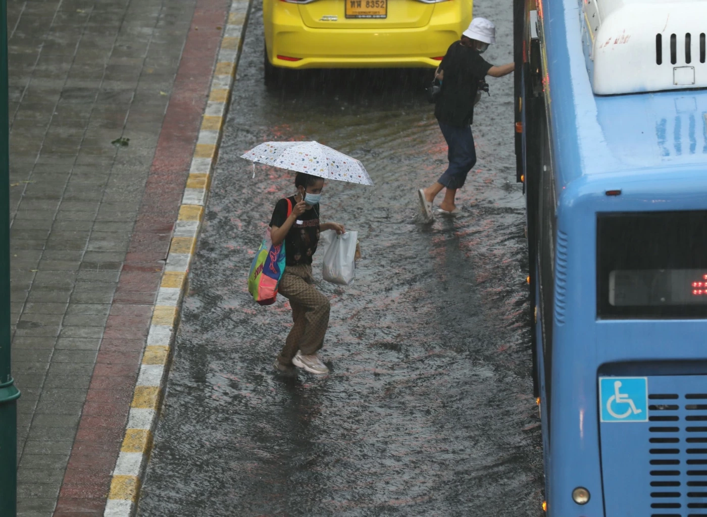 กรมอุตุฯ เปิดพื้นที่ 51 จว. "ฝนตกหนักถึงหนักมาก" อิทธิพลร่องมรสุมพาดผ่าน กทม.ฝน 70%