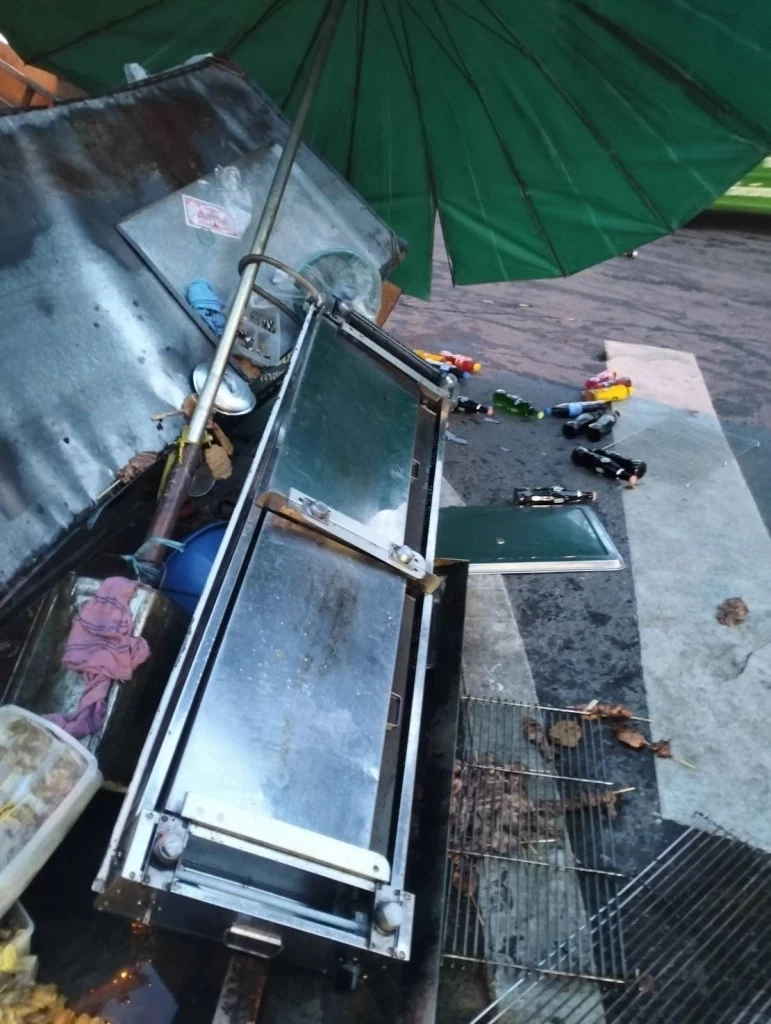 สืบลุมพินี บุกรวบยกแก๊งมาเฟียควงปืนพังร้านพ่อค้าหมูปิ้ง