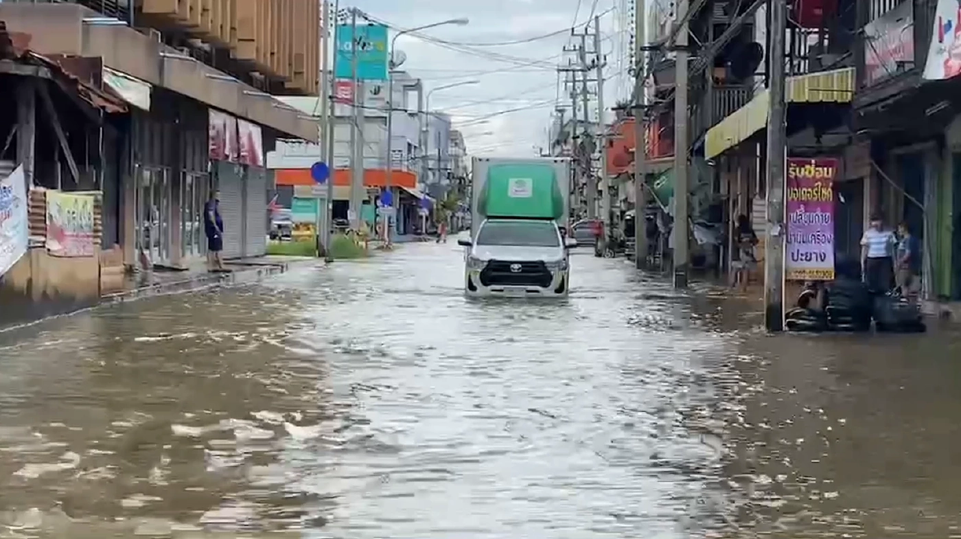 ชัยภูมิระทึก!! น้ำป่าทะลักท่วมโซนเศรษฐกิจหนักอีกระลอก (มีคลิป)