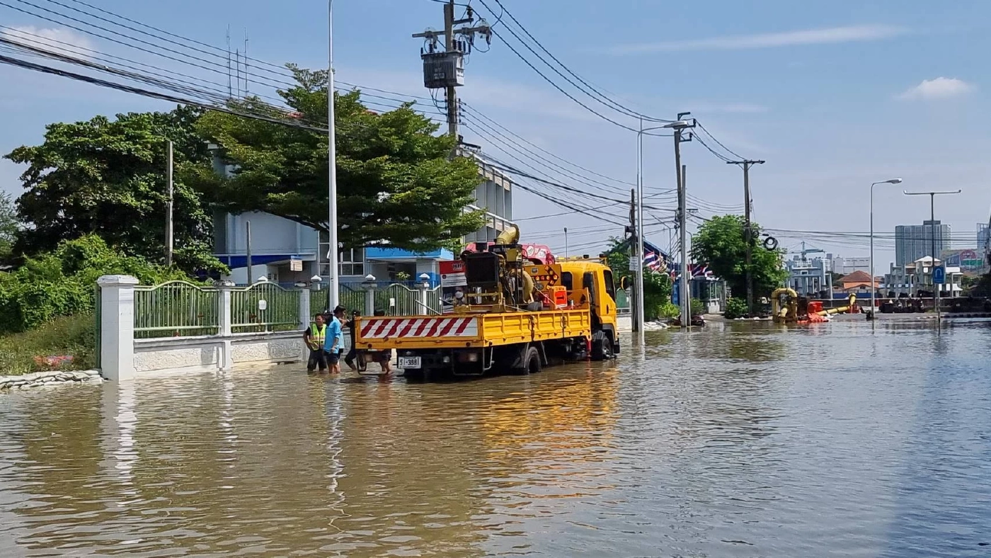 ผู้ใช้ถนนนครอินทร์อ่วม น้ำท่วมสูงทำรถพัง ทช. สั่งปิดการจราจรแล้ว 6 จุด