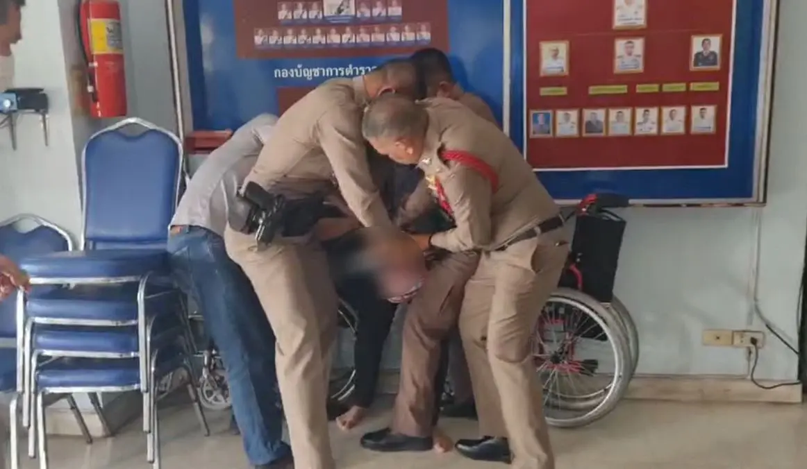 สาวเครียดแฟนหายตัว คว้ามีดจี้คอบนโรงพัก หวัง ตร.ช่วยตามหา