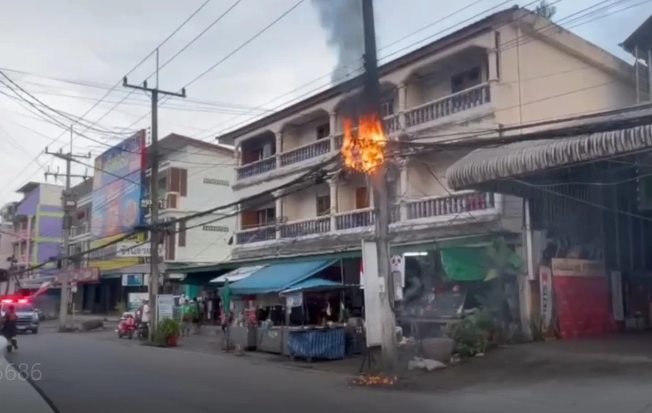 ระทึก “สายไฟสื่อสาร” ลัดวงจรไหม้หนัก  เสียงระเบิดลั่นกลางเมือง
