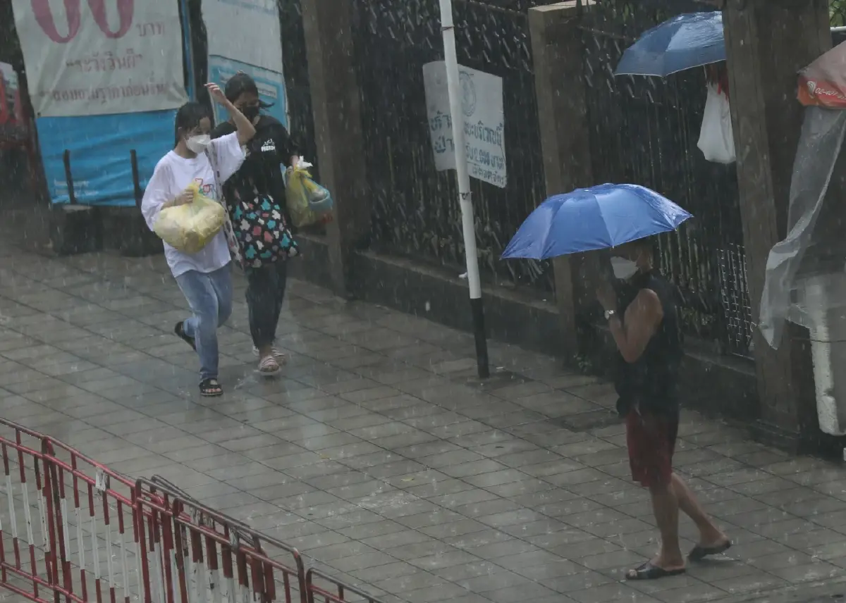 กรมอุตุฯ พยากรณ์ 7 วันข้างหน้า ทั่วไทยยังมี "ฝนตกหนัก" กทม.-ปริมณฑลฝน 80%