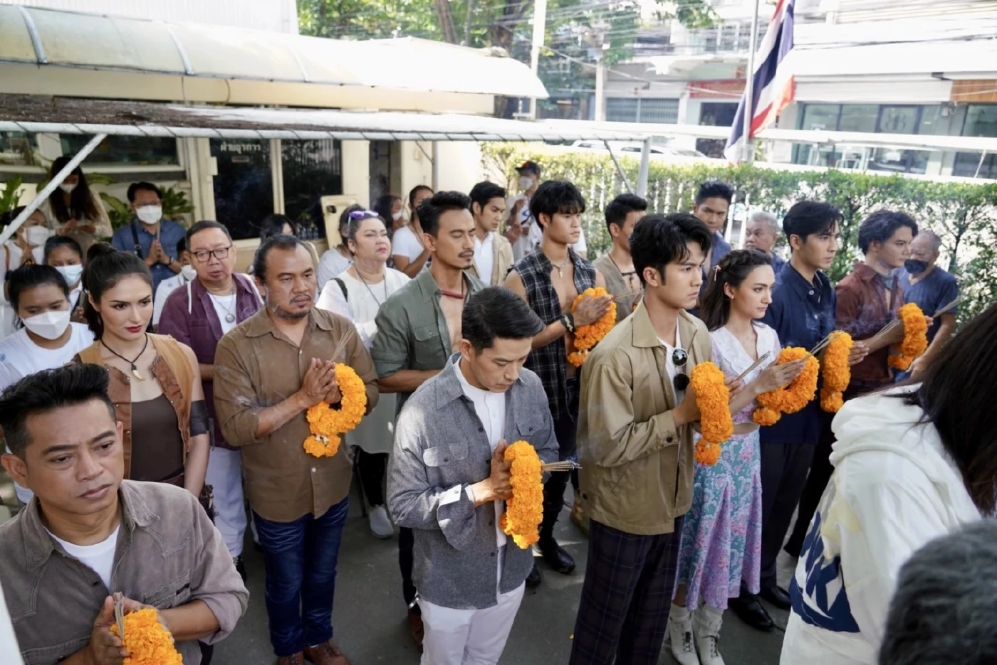 แห่ส่งกำลังใจ แอดมิทด่วน "อ๋อม อรรคพันธ์" ชวดร่วมงานบวงสรวงละคร