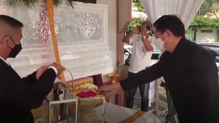 เผาแล้วเหยื่อนักฟุตบอลเมาแล้วขับ ด้านเจ้าตัวบวชหน้าไฟให้ (มีคลิป)