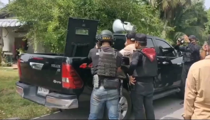 ด่วน!! วิสามัญโจรใต้ หลังเข้าปิดล้อมเจรจาไร้ผล ดวลปืน จนท.เจ็บ 2 (มีคลิป)