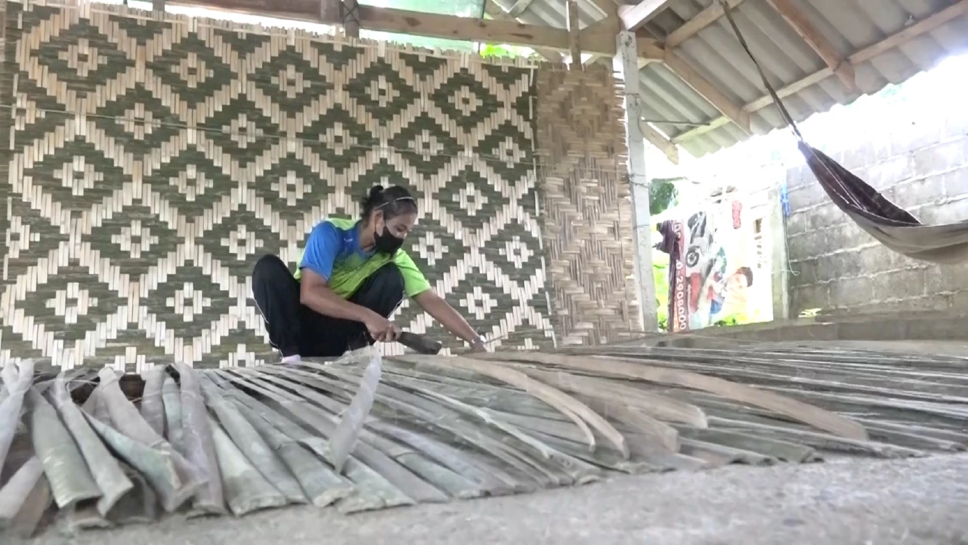 ชาวสวนยาง ผันตัวทำ “ฝาสานไม้ไผ่” สร้างเงินแสน