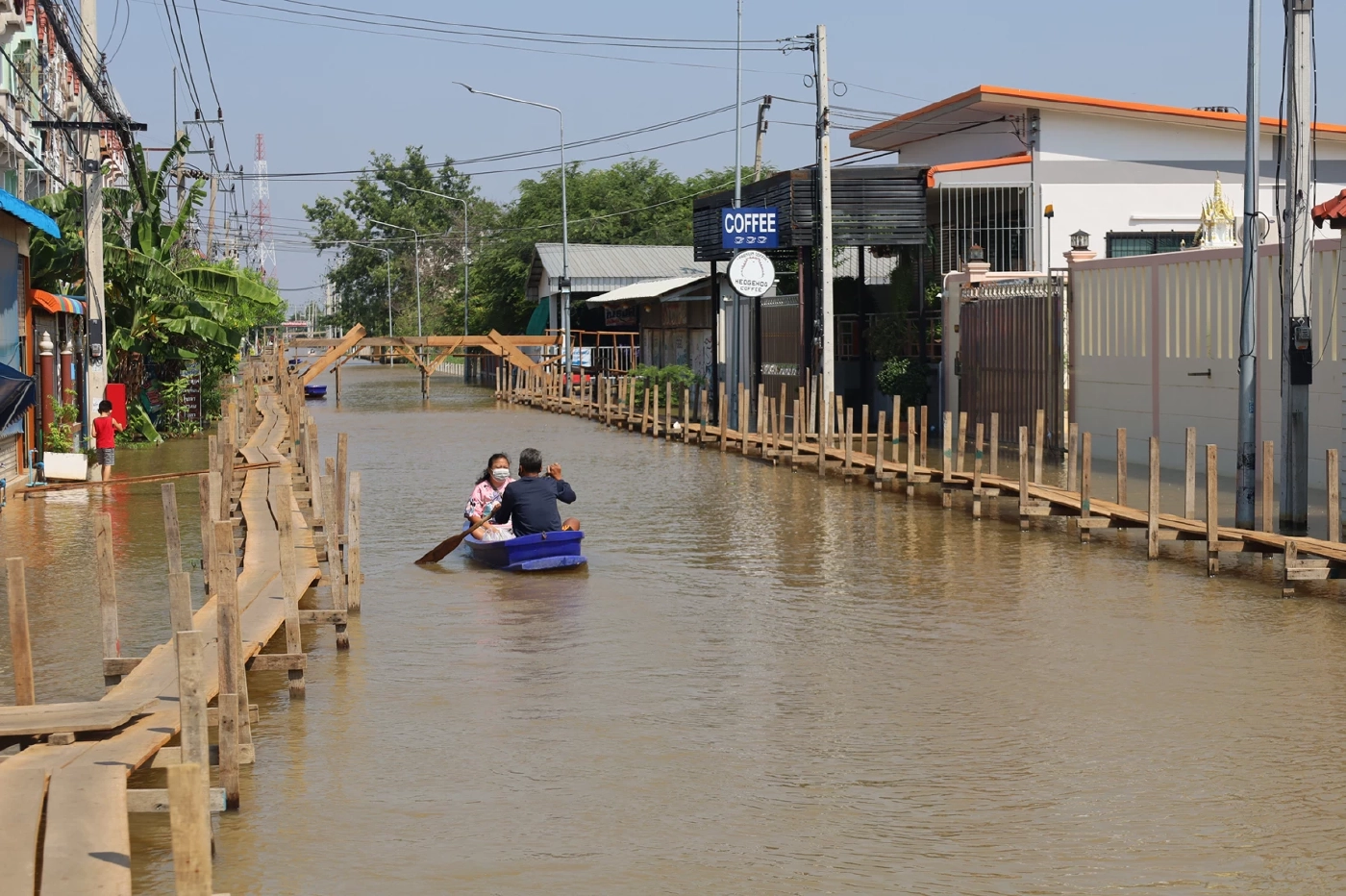น้ำท่วมอยุธยายังหนัก เทศบาลเมืองเสนา ทำสะพานไม้เชื่อมชุมชนสู่โลกภายนอก