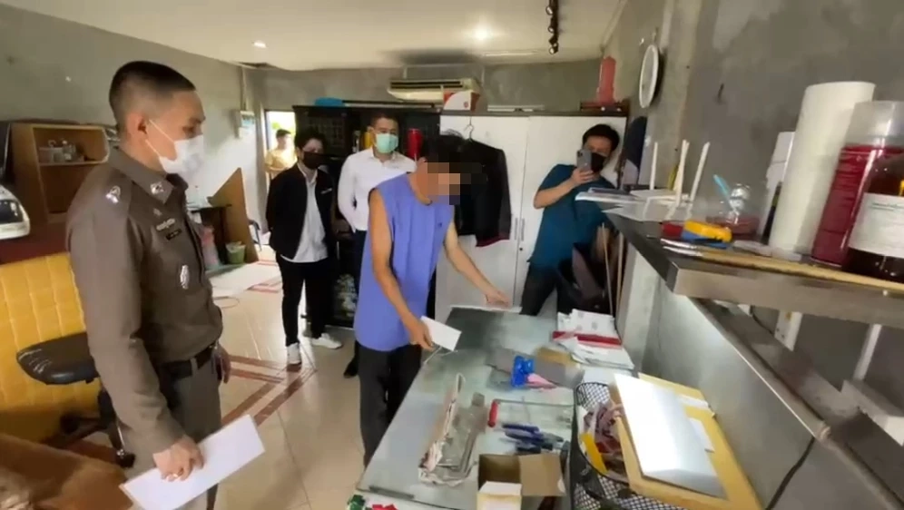 บช.น. บุกทลายแหล่งผลิตป้ายทะเบียนรถปลอมเกรดเอ ราคาแค่ป้ายละพัน (มีคลิป)