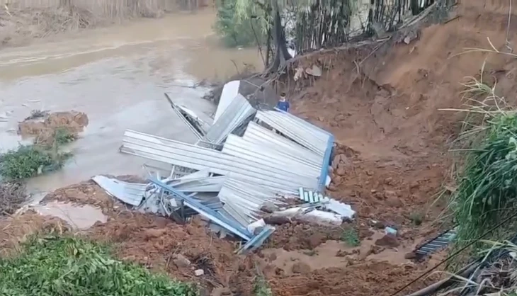 ระทึก ดินสไลด์บ้านทั้งหลังถล่มหายไปแควพระปรง โชคดีไม่มีคนอยู่ในบ้าน