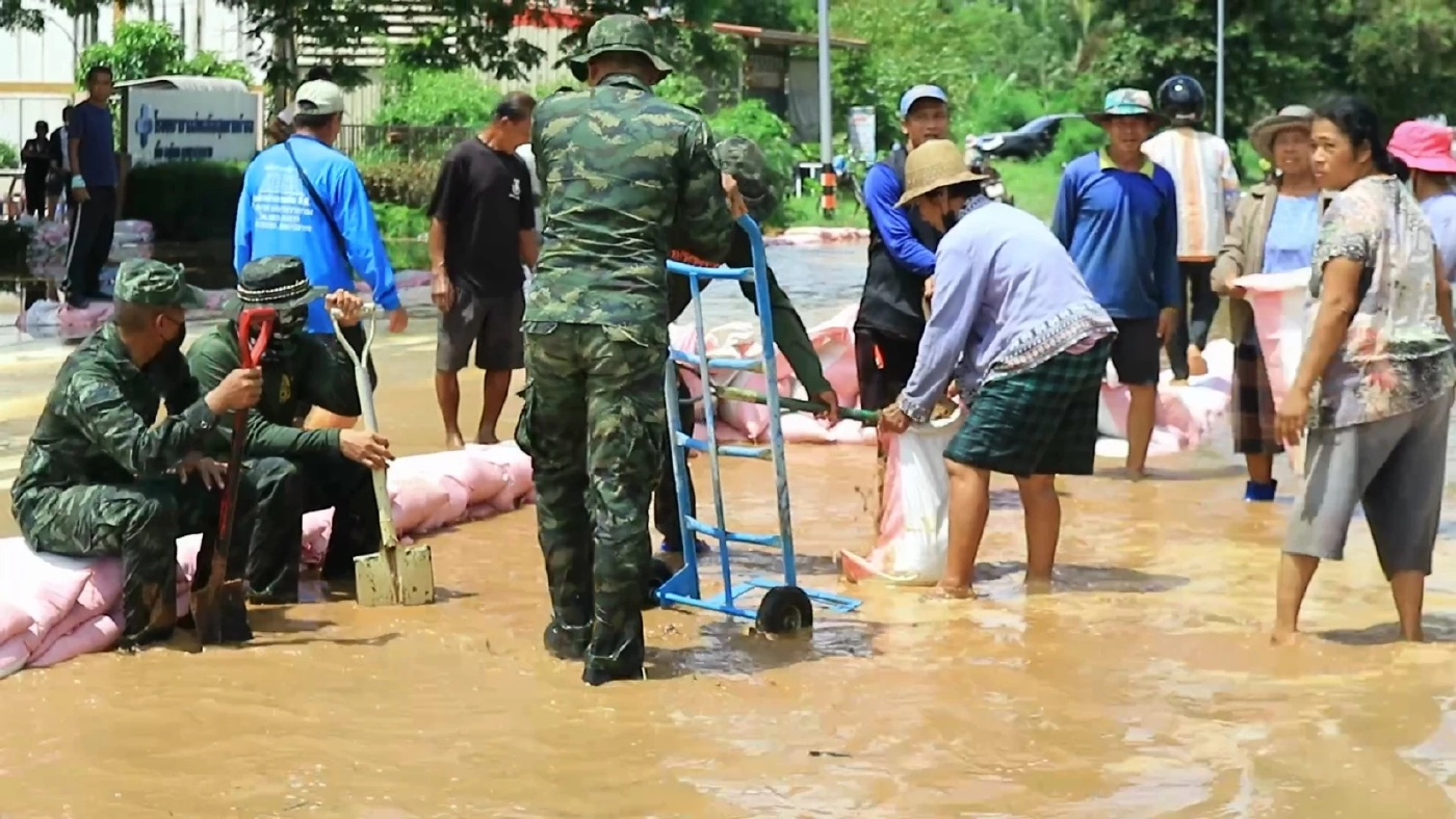 น้ำชีเอ่อล้นตลิ่งท่วมรพ.สุขภาพตำบล เร่งสูบน้ำออกก่อนท่วมห้องฉุกเฉิน
