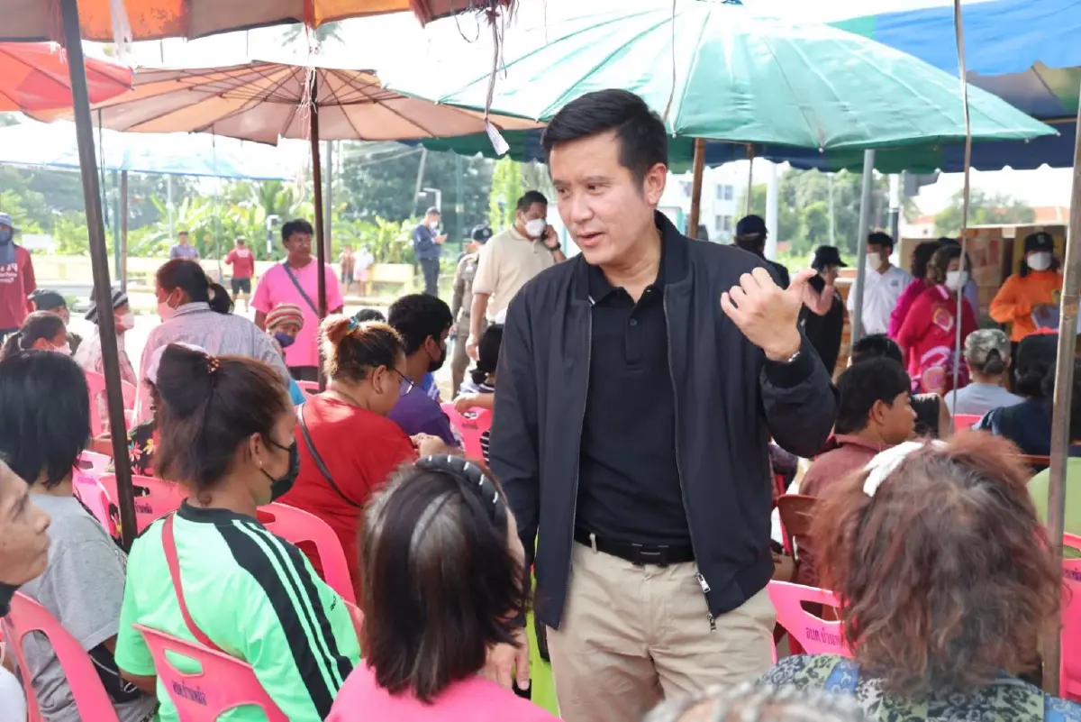 "นายชัยวุฒิ ธนาคมานุสรณ์" รัฐมนตรีว่าการกระทรวงดิจิทัลเพื่อเศรษฐกิจและสังคม ลงพื้นที่ดูเเนวคันกั้นนำ้ขาดเเละเสียหาย