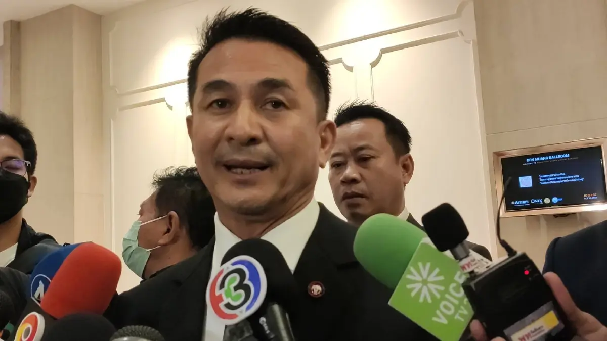 นายแพทย์ชลน่าน ศรีแก้ว หัวหน้าพรรคเพื่อไทย