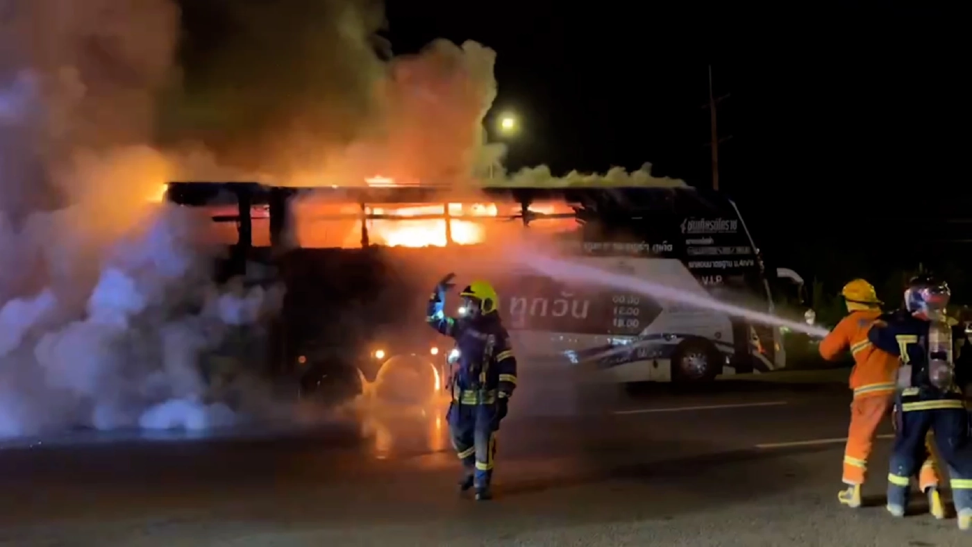 ไฟไหม้ รถทัวร์VIP "อุบลฯ-ภูเก็ต"  21 ชีวิต หนีตายอลหม่าน 