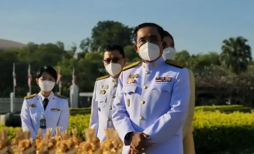 นายกฯ นำ ครม.-คู่สมรส ตักบาตรถวายเป็นพระรราชกุศลเนื่องในวันคล้ายวันสวรรคต ร.9
