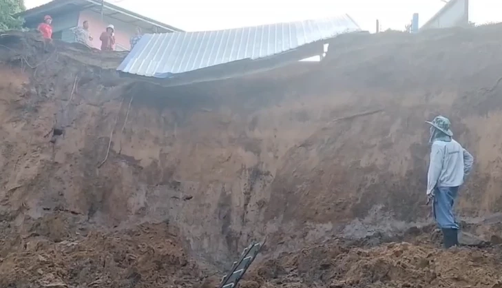 ระทึก ดินสไลด์บ้านทั้งหลังถล่มหายไปแควพระปรง โชคดีไม่มีคนอยู่ในบ้าน