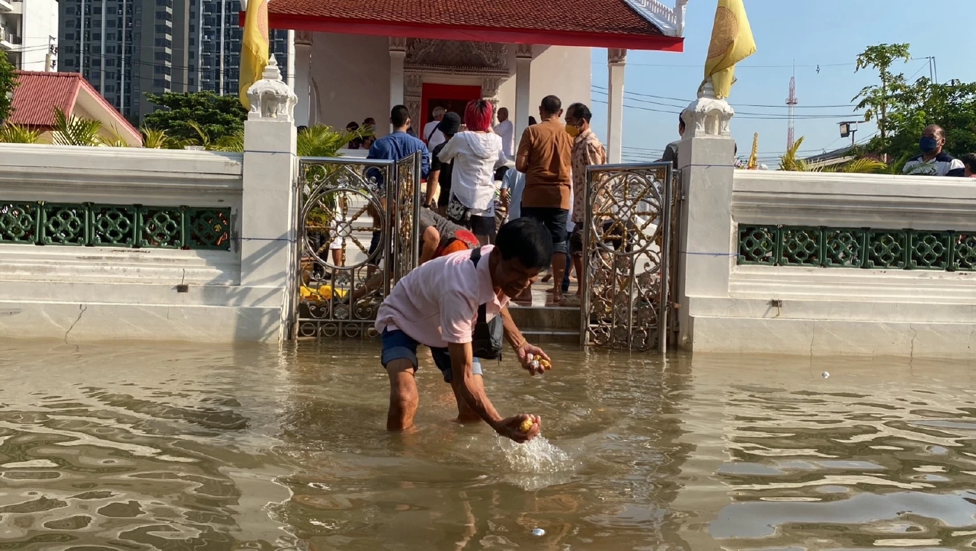 ไม่สนน้ำท่วม! พ่อแม่นำนาค จูงลูกเข้าโบสถ์บวชพระด้วยศรัทธา